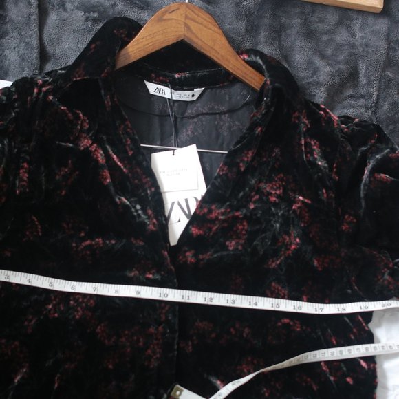 NWT PRINTED VELVET FLORAL BLOUSE. - Picture 8 of 10